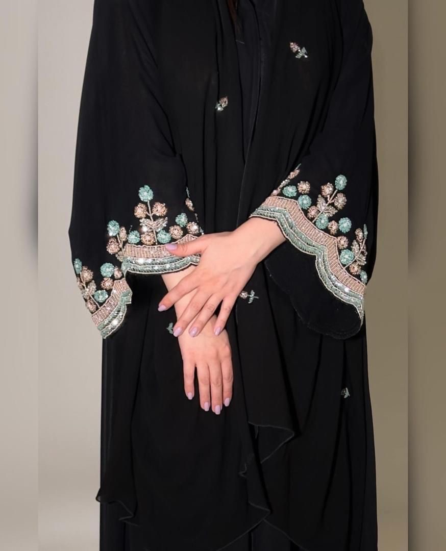 عباية سهرة أنيقة وعصرية